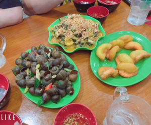 Gọi một đĩa ốc hấp nhưng bị tính tiền thành 2, chàng trai thắc mắc thì bị chủ quán đáp ngay câu 'xanh rờn'