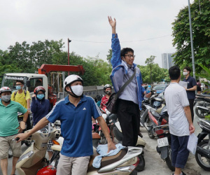 Chùm ảnh: Những khoảnh khắc đầy tiếng cười của học sinh và phụ huynh Hà Nội sau khi kết thúc môn thi đầu tiên