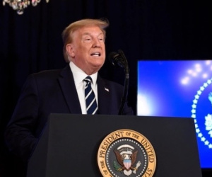 Trump bỏ họp báo giữa chừng