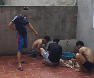 Bố vợ gọi sang làm thịt vịt, rể quý chống tay đứng chỉ đạo, lúc về còn đăng 'tút' xếch mé 'đến ăn cho là may, thanh niên giờ ai biết thịt vịt'