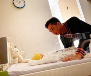 Đàm Thu Trang khoe khoảnh khắc Cường Đô La chăm con gái mới sinh, muốn tan chảy vì ánh mắt quá đỗi âu yếm