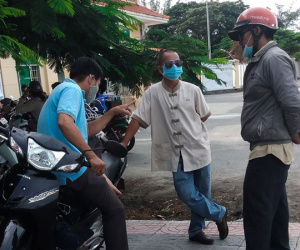 Đợi con làm bài thi tốt nghiệp, 3 ông bố đứng trước cổng bỗng nhiên thành bạn chia sẻ 'tâm đắc dạy con'
