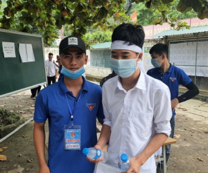 Thí sinh Nghệ An đeo khăn tang đến trường dự thi