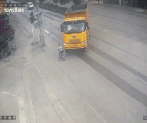 Video: Xe tải chèn nát xe máy điện, nuốt người phụ nữ vào gầm, cảnh cuối khiến tất cả 'đứng tim'