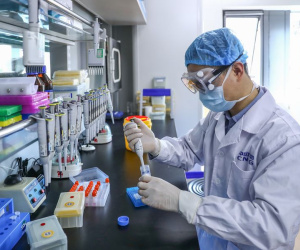 Giới khoa học cảnh báo: Ngay cả khi có vaccine, con người vẫn có thể không thoát khỏi 'bóng ma' Covid-19