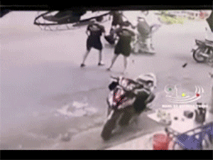 Video: Người dân lao vào bắt thanh niên sàm sỡ phụ nữ giữa đường