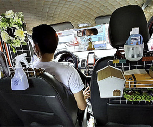'Gia tài' sau ghế lái của anh tài xế taxi Hà Nội khiến dân mạng vừa ngạc nhiên vừa thích thú
