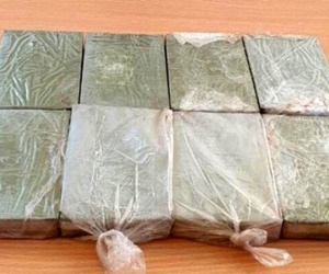 2 đối tượng bắt xe khách mang theo 8 bánh heroin