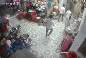 Vô tư sàm sỡ vòng 3 của cô gái trong quá nhậu, nam thanh niên bị đánh liên tục vào mặt
