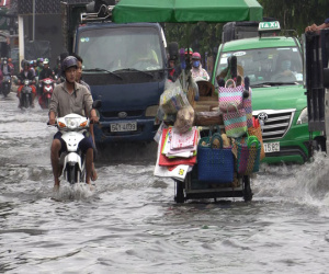 Video: Mưa lớn lúc giữa trưa ở Sài Gòn, người dân xách dép lội bì bõm trên đường phố