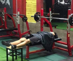 Cho tiền, 'ủn mông' chồng đi tập gym cho khỏe, vợ trẻ 'giận tím người' khi tận mắt chứng kiến cảnh này