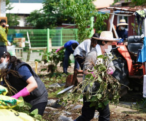 Đệ nhất phu nhân Hàn Quốc giúp dân dọn dẹp sau lũ