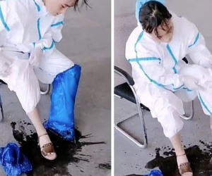Nhân viên y tế trút cả xô mồ hôi khi cởi đồ bảo hộ