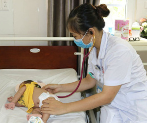 Bác sĩ cảnh báo: Vì e ngại dịch nên không đưa đến viện sớm, bé 1,5 tháng tuổi bị viêm phổi nặng, co giật toàn thân