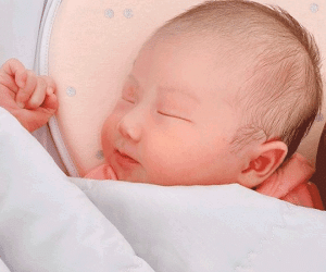 Ái nữ đầu lòng của cầu thủ Phan Văn Đức 'chiếm spotlight' bởi loạt biểu cảm siêu đáng yêu