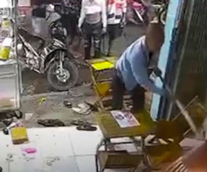 Hãi hùng nhóm côn đồ cầm mã tấu vào quán trà sữa, đập phá, chém loạn xạ