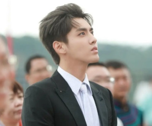 Ngô Diệc Phàm bị chỉ trích vì thái độ ngôi sao, để mặc bảo vệ xô người đi đường