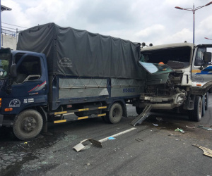 Nhân chứng vụ Camry tông hàng chục xe máy giữa ngã tư Sài Gòn: Ai cũng chảy máu, nữ tài xế sợ hãi vái lạy