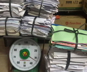 Kết thúc kì thi tốt nghiệp THPT, học sinh khắp nơi đua nhau khoe chiến tích sách vở tính như 'khối lượng kiến thức'