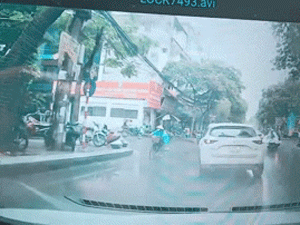 Video: Ô tô rẽ trái thiếu quan sát suýt cán trúng 2 bé trai, hành xử sau đó của tài xế gây tranh cãi