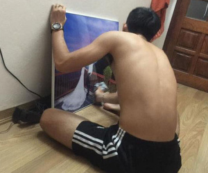 Mỗi lần cãi nhau với vợ, anh chồng lại ngồi một góc 'trút giận' lên tấm ảnh cưới theo một cách khiến chị nhà không thể nào giận nổi