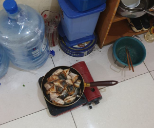 Cô nàng bức xúc vì nhân viên một công ty nấu ăn ở hành lang toà nhà, góp ý còn bị mắng
