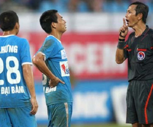 Chuyện lạ V.League: CLB chi 10 tỷ đồng lập ban chống xuống hạng & cú thoát hiểm tranh cãi