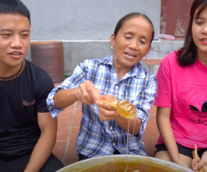 Thử sức với món kẹo kéo khổng lồ, Bà Tân Vlog lại bị dân mạng chê vệ sinh kém, gọi tên món còn sai