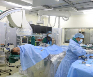 Bênh viện Chợ Rẫy cấp cứu kịp thời cho cha một bác sĩ đang làm nhiệm vụ ở tâm dịch