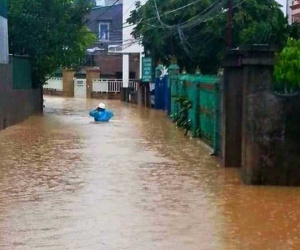 Mưa lớn kéo dài, thành phố Hạ Long 'chìm' trong biển nước