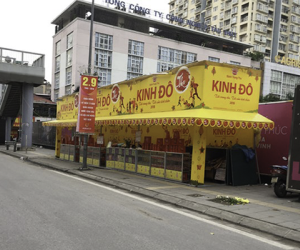 Dịch Covid-19 vẫn không ngăn được các gian hàng bánh trung thu 'nuốt trọn' vỉa hè