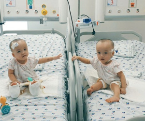 ẢNH: Trúc Nhi đã tháo bột, tay bắt mặt mừng khi gặp lại em Diệu Nhi sau một tháng xa cách