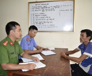 Khởi tố 'ma men' trêu chọc, đạp ngã CSGT