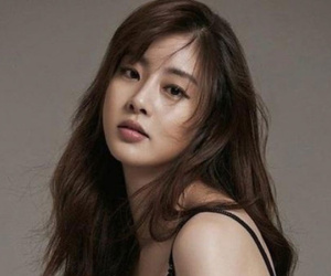 Tình cũ Hyun Bin bất ngờ thông báo kết hôn sau 3 năm chia tay nam tài tử, hôn phu là người hơn tuổi và làm ngoài ngành giải trí
