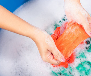 Cách tẩy vết mốc lâu ngày trên quần áo màu đơn giản mà hiệu quả, ai cũng có thể làm được