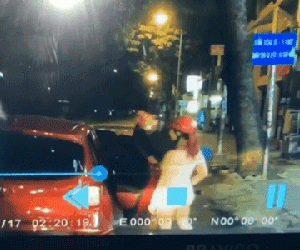 Video: Cô gái ăn mặc 'nóng bỏng' rút trộm ví của du khách nhanh như cắt
