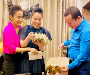 Nhật Kim Anh hé lộ chuyện đằng sau màn 'tặng nóng' 2 tỷ đồng dưới dạng xấp tiền USD nhân ngày sinh nhật từ hội bạn