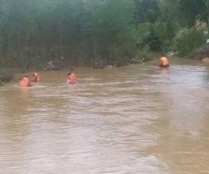 Vĩnh Phúc: Ô tô bị lật khi đi qua đập tràn lúc nước chảy mạnh, 2 mẹ con bị cuốn trôi
