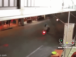 Video: Xe máy đối đầu kinh hoàng, 2 nam sinh bị hất văng xa vài mét trên đường