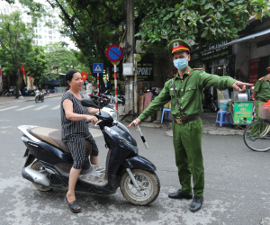 Hà Nội: Nhiều trường hợp 'nhà gần nên quên' khẩu trang bị xử phạt
