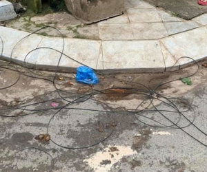 Bị sợi dây cáp võng xuống đường cứa vào cổ, 2 người ngã nhào xuống đường