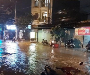 Chạy xe trên đường ngập, 3 người đi xe máy bị ngã, 1 người chết nghi do điện giật