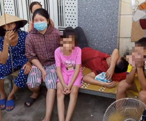 Dân đưa giường chiếu nằm trước cổng nhà nguyên Phó trưởng công an huyện để đòi lại tiền mua đất