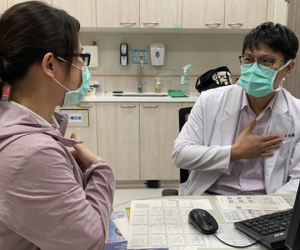 Phát hiện ngực nổi hạch khi đang tắm, cô gái trẻ lập tức làm ngay một việc đúng đắn và nhận kết quả đầy may mắn