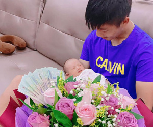 Bận rộn lên chức bố trẻ nhưng Văn Đức cũng không quên nhiệm vụ làm một người chồng tốt, vợ anh chàng còn phải khen công khai thế này cơ mà