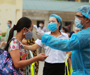 Bệnh viện E buổi sáng đầu tiên thực hiện phong tỏa: An toàn y tế được thắt chặt tuyệt đối, đồ ăn thức uống tiếp tế qua hàng rào