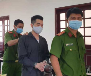 Gã đàn ông đưa bé gái 14 tuổi vào khách sạn rồi đổ do mình bị dụ dỗ (?!)