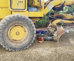 Nam sinh tử vong dưới gầm xe ủi sau khi nhận quà năm học mới