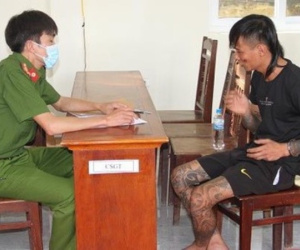 Giải cứu 2 mẹ con bị gã chồng xăm trổ nhốt, dí súng dọa giết