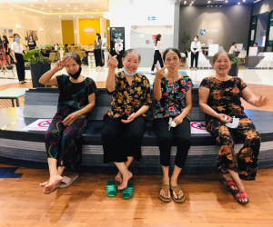 Cô cháu gái mời mãi mới đưa được 4 bà đi chơi trung tâm thương mại 'giải ngố', loạt ảnh kỷ niệm khiến CĐM tan chảy